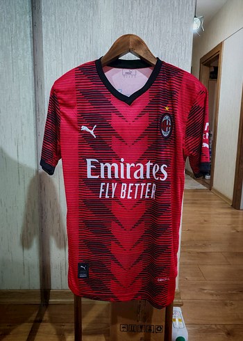 Milan kırmızı forma