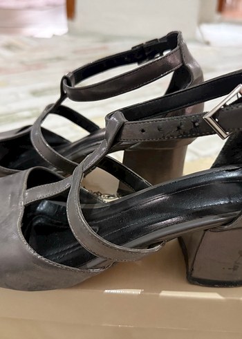 Gri Topuklu Ayakkabı - Görsel 3