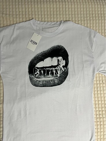 Dark grillz?? oversize tee