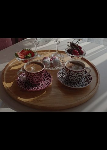 Leopar desenli kahve fincanı seti