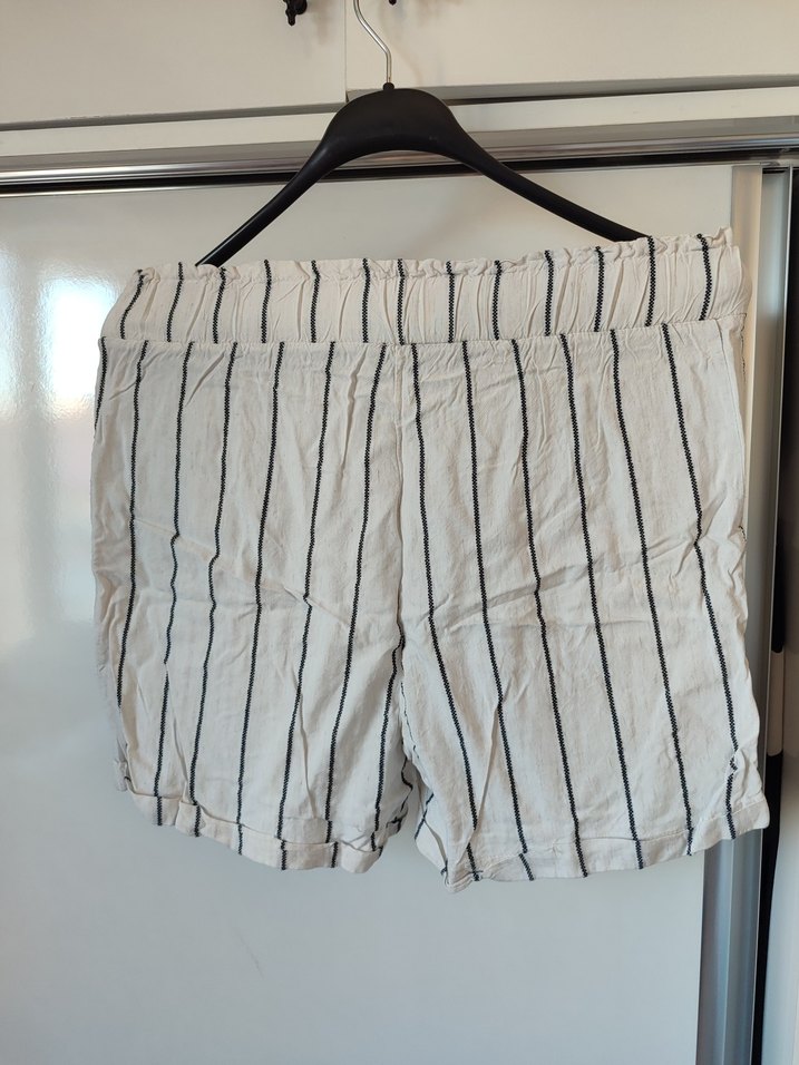 Beyaz Çizgili Keten Mini Şort - Görsel 4