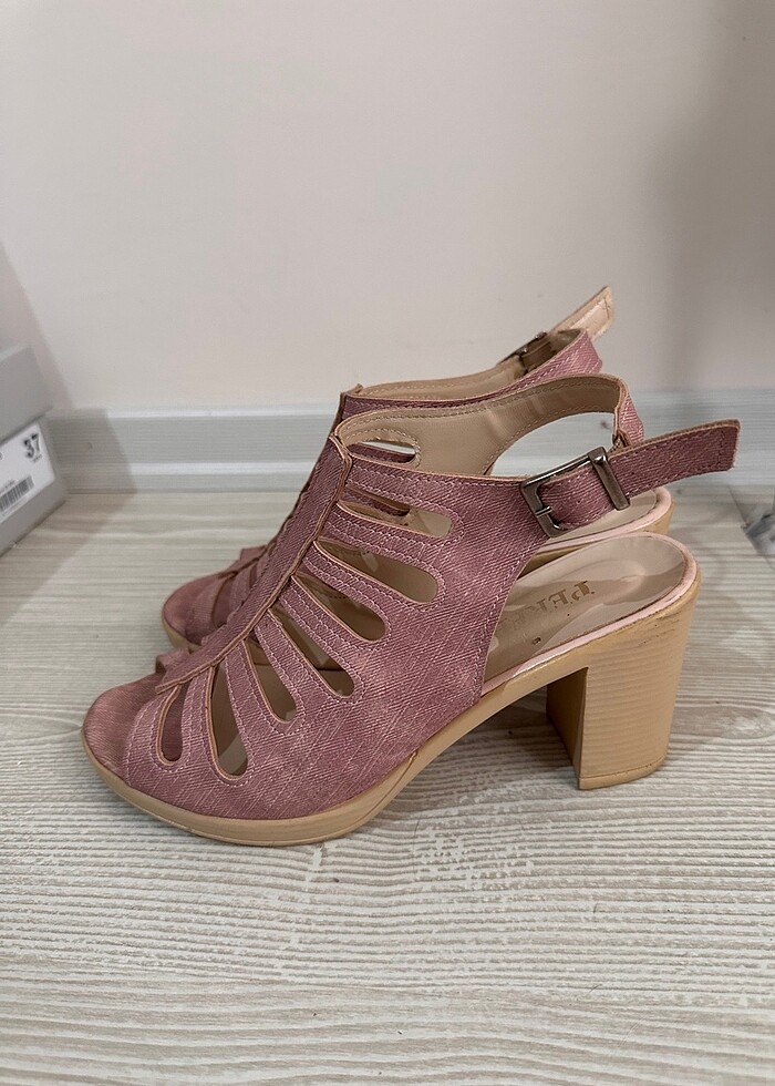 Kalın topuklu pembe sandalet - Görsel 1