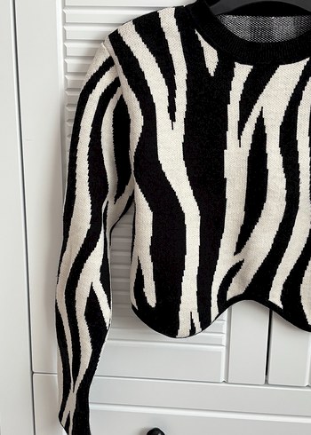Diğer Zebra Desenli Vatkalı Kısa Siyah Triko Kazak