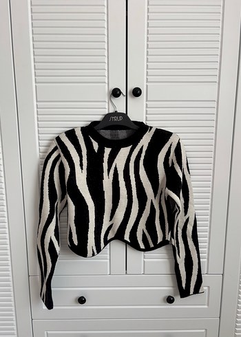 Zebra Desenli Vatkalı Kısa Siyah Triko Kazak
