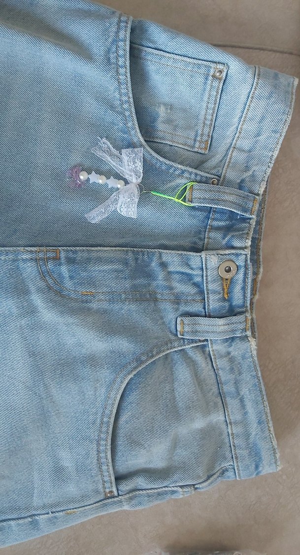 Dantel Fiyonk ve Boncuklu Charmı - Görsel 2