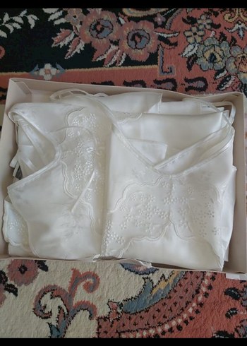 s Beden Nakışlı Beyaz Saten Pijama Takımı