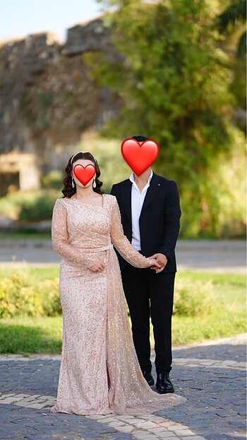 Kadın pırıltılı elbise