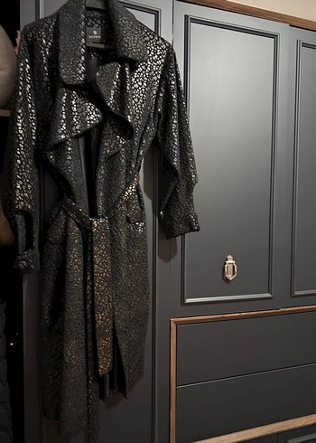 Yılan Desenli Siyah Deri Uzun Trençkot - Görsel 2