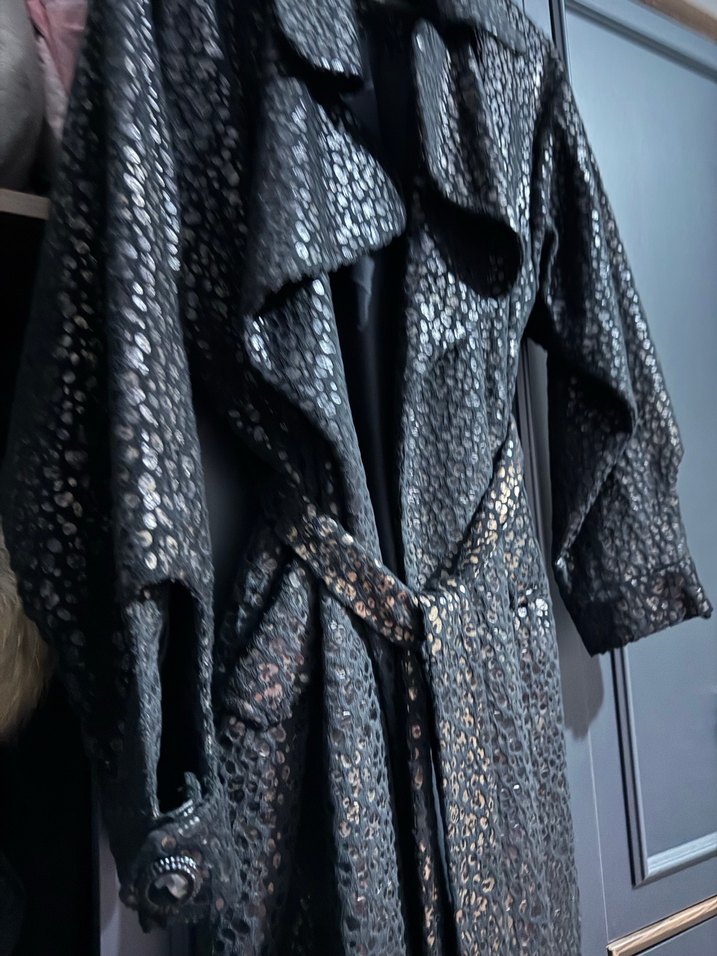 Yılan Desenli Siyah Deri Uzun Trençkot - Görsel 3