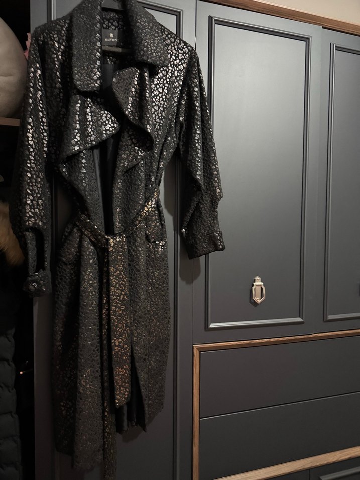 Yılan Desenli Siyah Deri Uzun Trençkot - Görsel 2