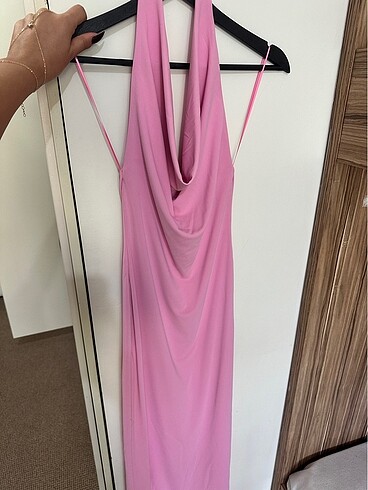 Pembe sırtı açık elbise