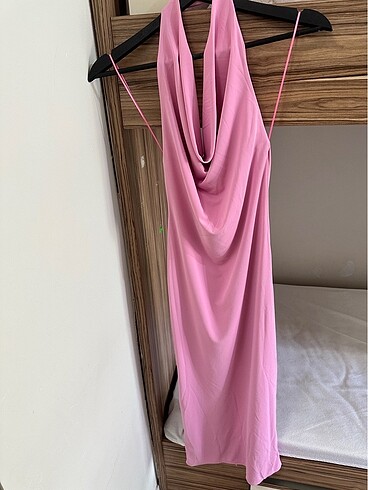 Bershka Pembe sırtı açık elbise