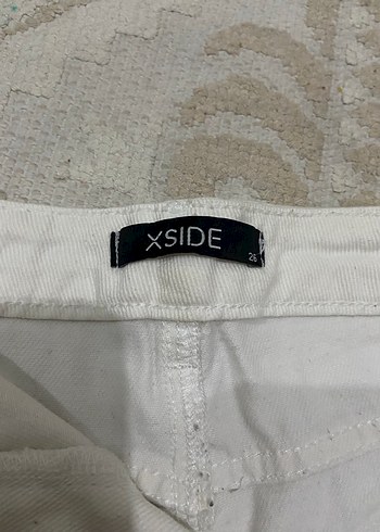 Beyaz Yırtık Mini Kot Şort - Görsel 3