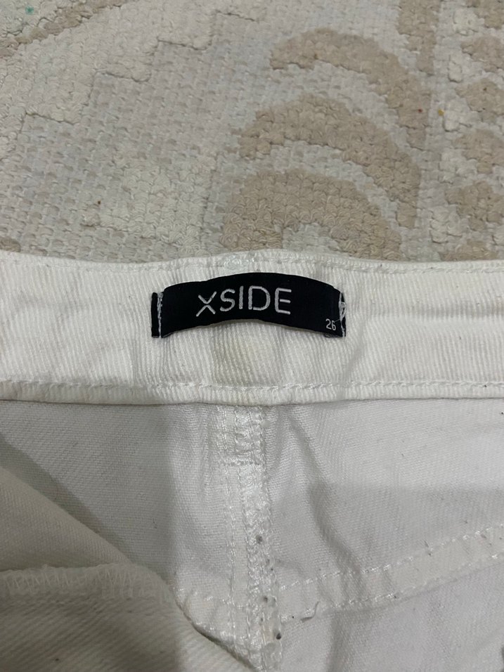 Beyaz Yırtık Mini Kot Şort - Görsel 3