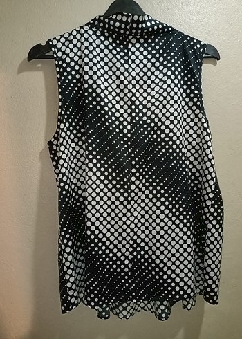 Kadın Siyah Beyaz Puantiyeli Kolsuz Bluz - Görsel 2