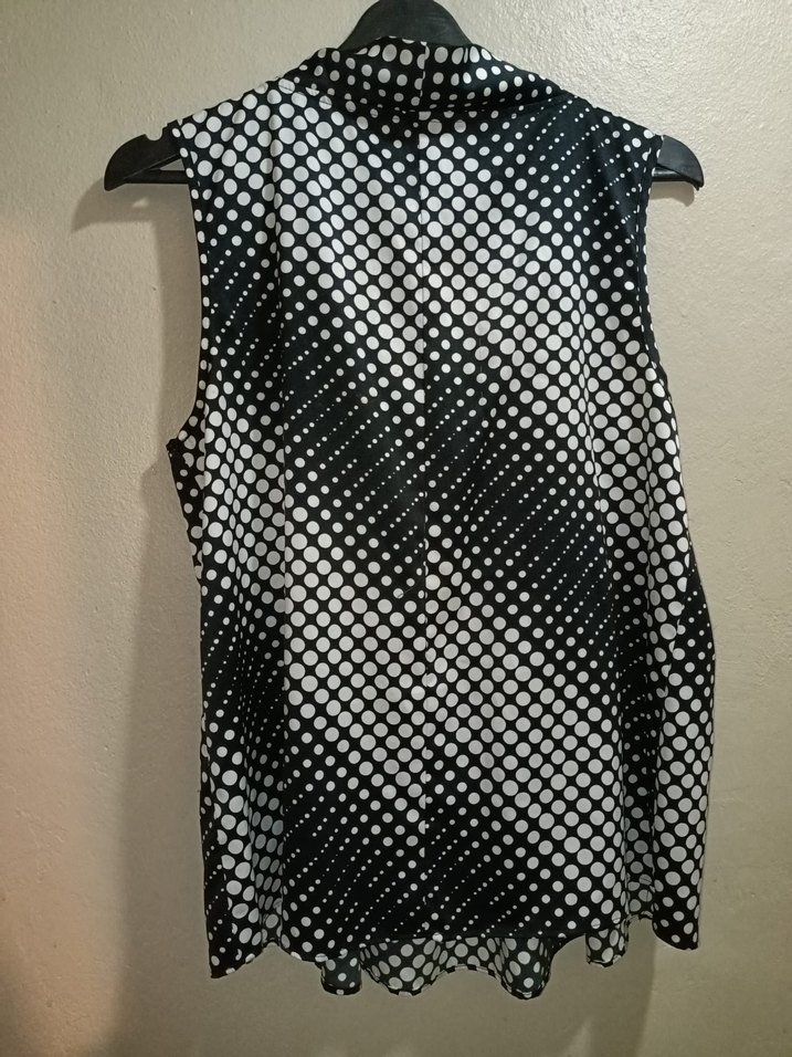 Kadın Siyah Beyaz Puantiyeli Kolsuz Bluz - Görsel 2