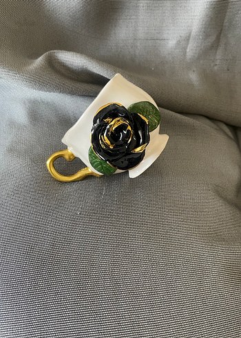 Altın Kulplu Siyah Gül Detaylı Beyaz Fincan - Görsel 3