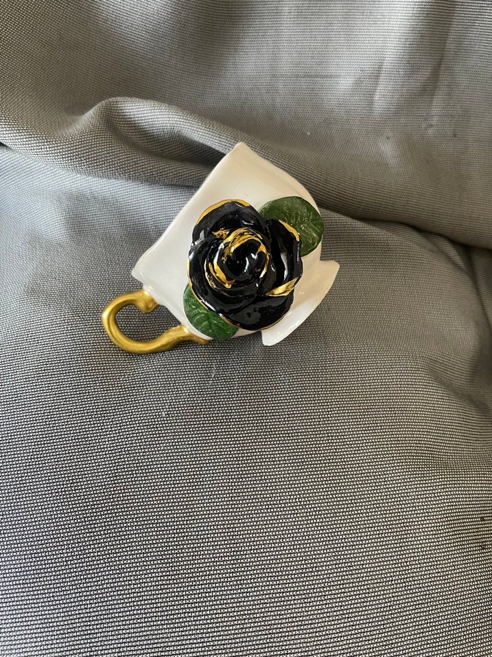 Altın Kulplu Siyah Gül Detaylı Beyaz Fincan - Görsel 3