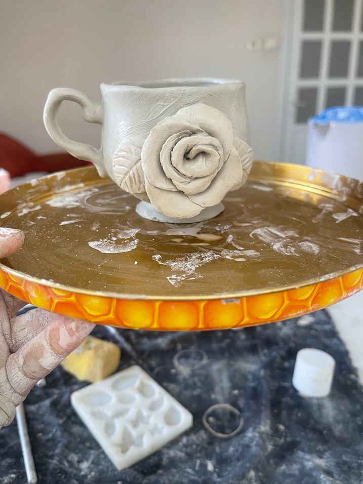 Altın Kulplu Siyah Gül Detaylı Beyaz Fincan - Görsel 4