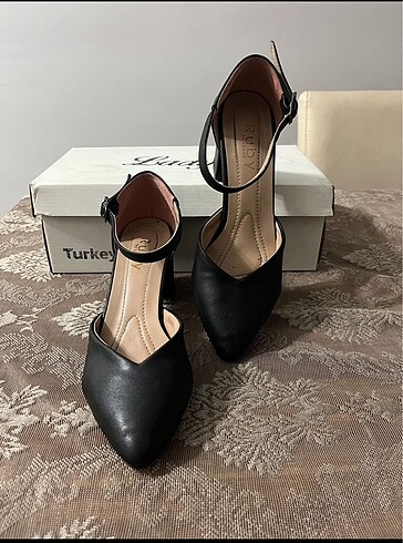 Babet Kısa Topuklu Bilekten Bağlamalı