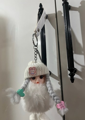 Ponponlu ve püsküllü beyaz anahtarlık - Görsel 2