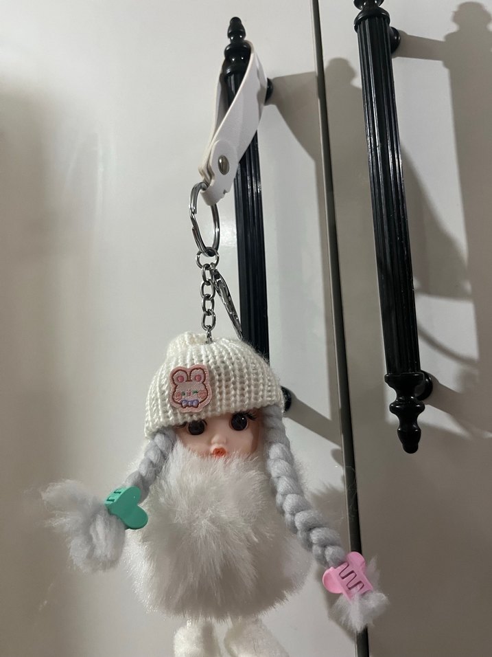 Ponponlu ve püsküllü beyaz anahtarlık - Görsel 2