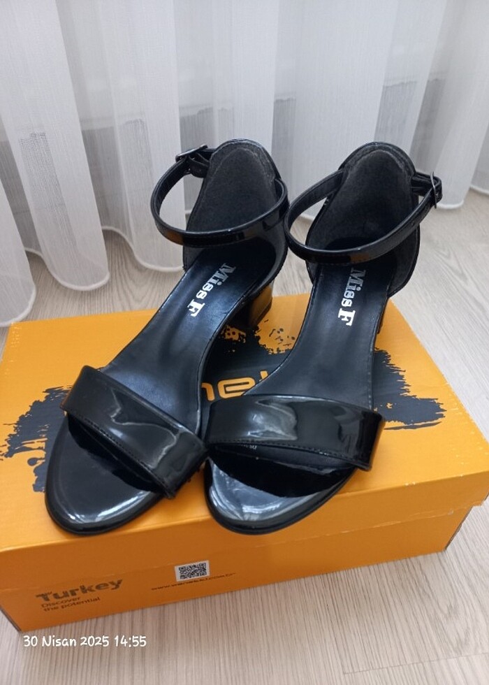 Siyah topuklu sandalet - Görsel 3