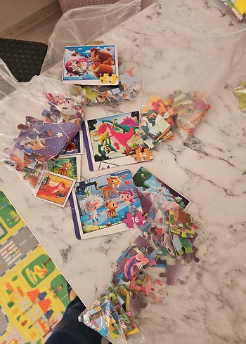 Diğer Çocuklar için 4 Renkli Puzzle Seti