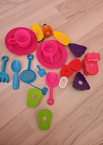 Renkli Oyuncak Çay Seti ve Bahçe Aletleri - Görsel 3