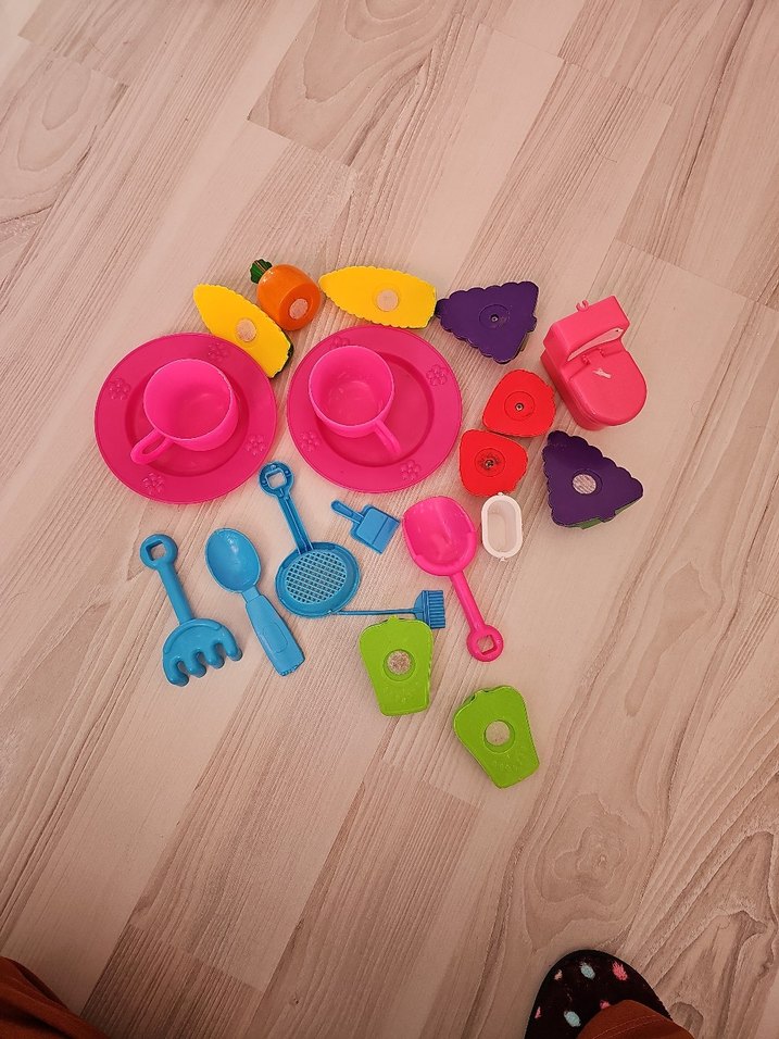 Renkli Oyuncak Çay Seti ve Bahçe Aletleri - Görsel 2