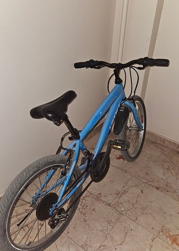 Mavi iki tekerlekli ümit bisiklet
