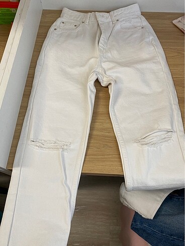 Beyaz yırtık detaylı kot pantolon pull and bear