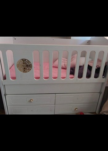 Beyaz Bebek Beşiği ve Çekmeceler