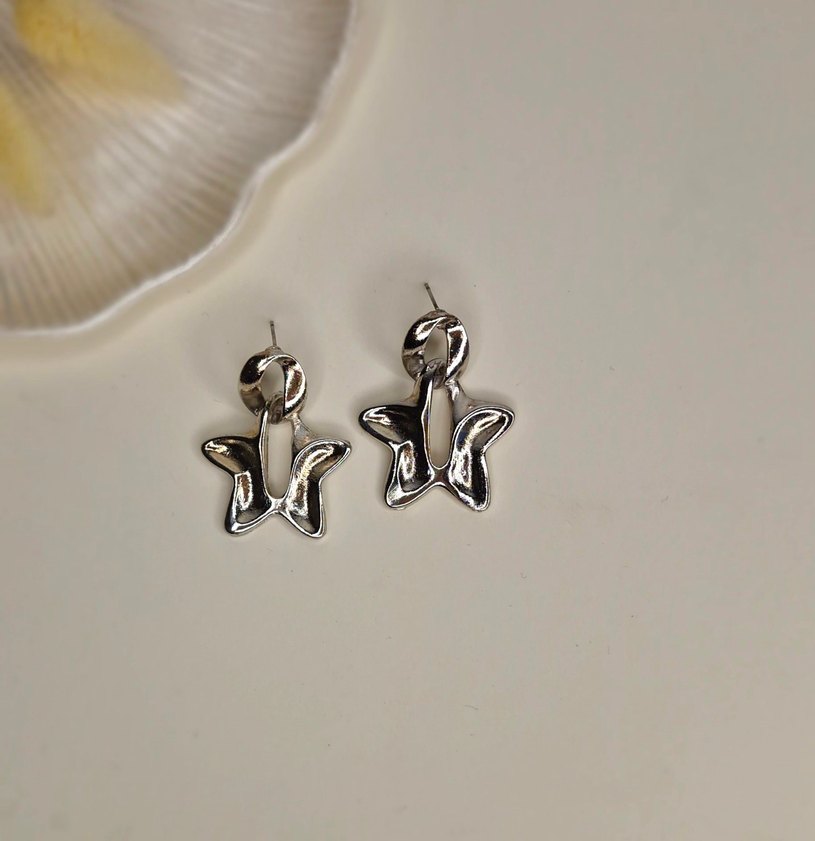 Minimalist Kelebek Motifli Midi Küpe - Görsel 3