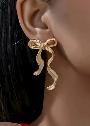 Altın Renk Midi Fiyonk Detaylı Küpe - Görsel 2