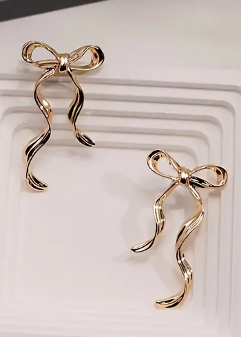 Altın Renk Midi Fiyonk Detaylı Küpe - Görsel 3