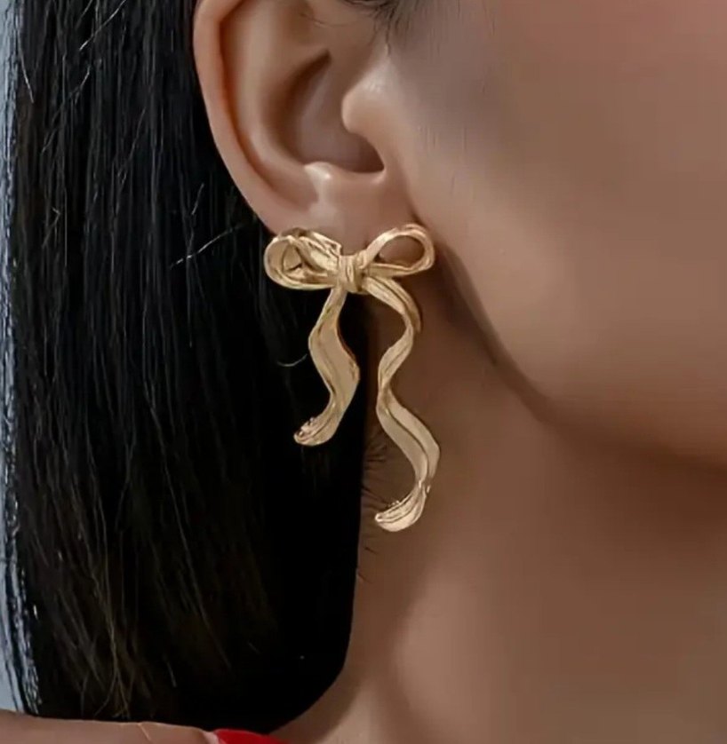 Altın Renk Midi Fiyonk Detaylı Küpe - Görsel 2