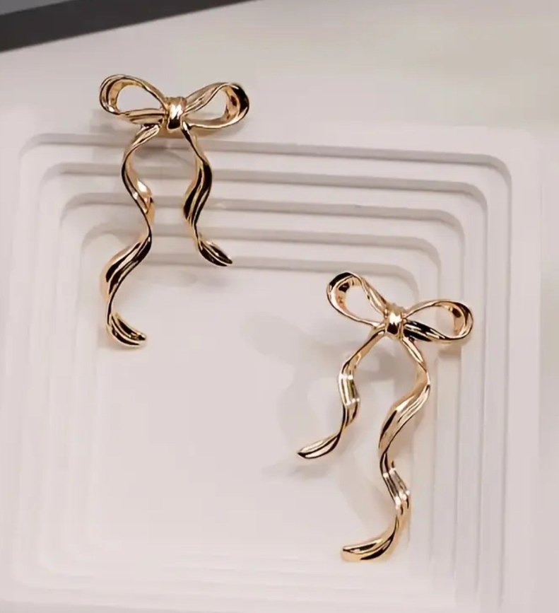 Altın Renk Midi Fiyonk Detaylı Küpe - Görsel 3