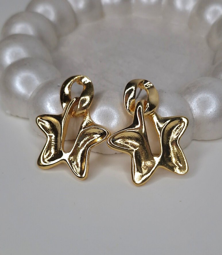 Altın Renk Mini Kelebek Küpeler - Görsel 5