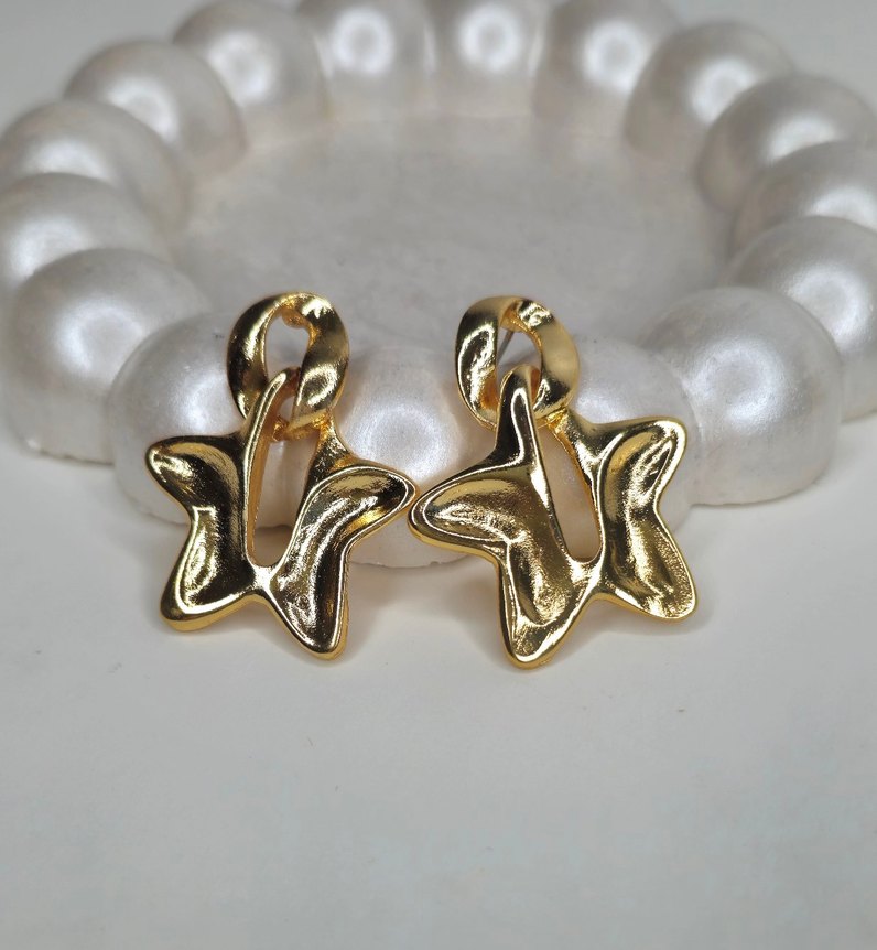 Altın Renk Mini Kelebek Küpeler - Görsel 4