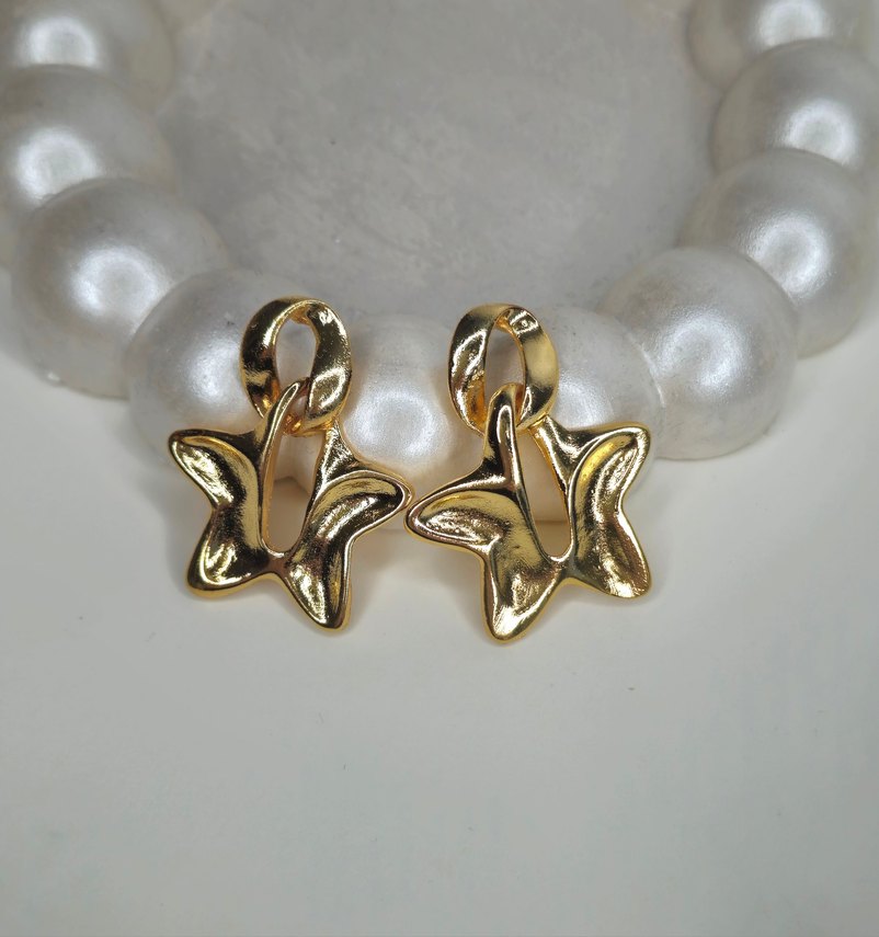 Altın Renk Mini Kelebek Küpeler - Görsel 3