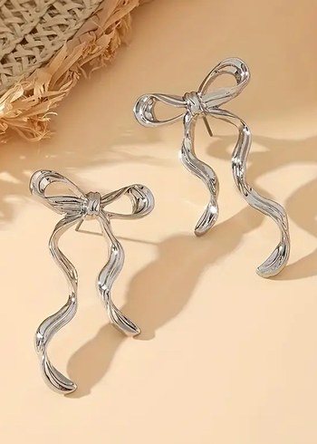 Gri Fiyonk Detaylı Midi Küpe - Görsel 2