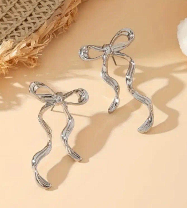 Gri Fiyonk Detaylı Midi Küpe - Görsel 3