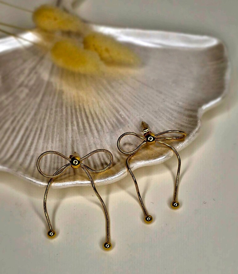 Altın Renk Mini Fiyonk Küpeler - Görsel 2