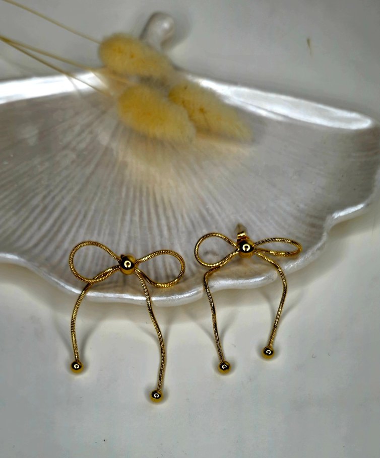 Altın Renk Mini Fiyonk Küpeler - Görsel 4