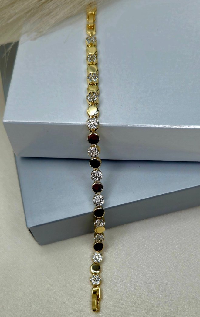 Zincir Detaylı Altın Renk Kadın Bileklik - Görsel 3