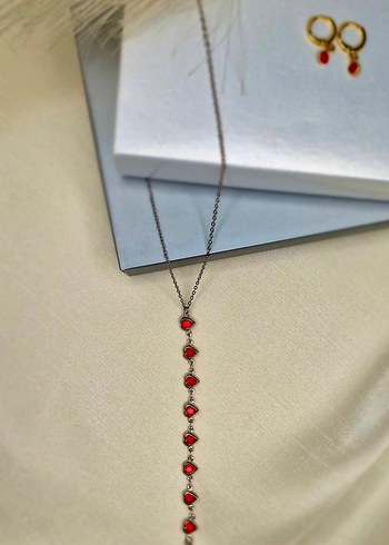 Uzun Zincirli Kırmızı Nakışlı Kadın Kolye - Görsel 3