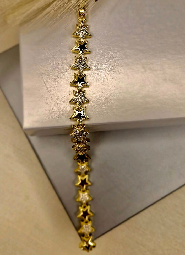 Zincir Detaylı Altın Renkli Yıldız Kadın Bileklik - Görsel 2