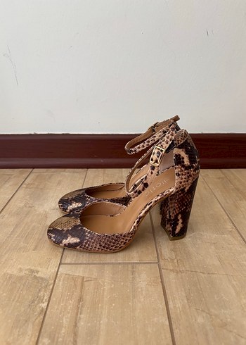 Kahverengi Yılan Desenli Tokalı Topuklu Ayakkabı - Görsel 3