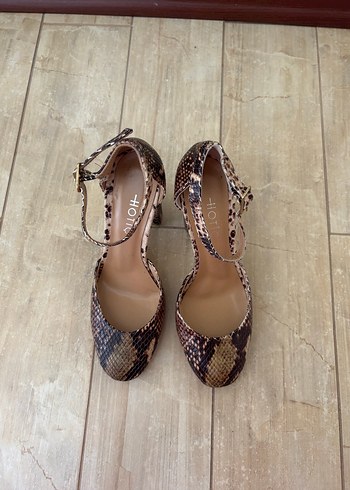 Kahverengi Yılan Desenli Tokalı Topuklu Ayakkabı - Görsel 2